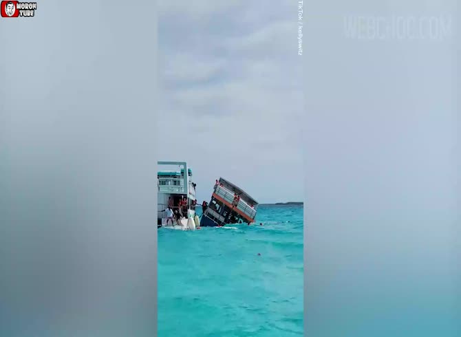 Video :During a trip to the Bahamas' Blue Lagoon, a ferry collapses